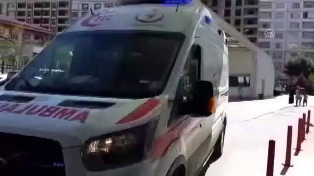 2 otomobil çarpıştı: 8 yaralı 2 otomobil çarpıştı: 8 yaralı