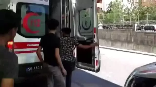 2 otomobil çarpıştı: 8 yaralı 2 otomobil çarpıştı: 8 yaralı