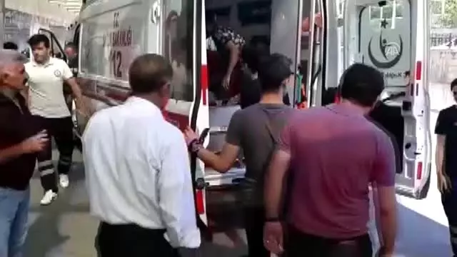2 otomobil çarpıştı: 8 yaralı 2 otomobil çarpıştı: 8 yaralı
