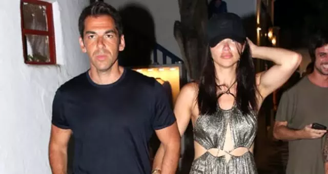 Adriana Lima ile aşk yaşayan Emir Uyar, garsonlara 5 bin lira bahşiş bıraktı Adriana Lima ile aşk yaşayan Emir Uyar, garsonlara 5 bin lira bahşiş bıraktı