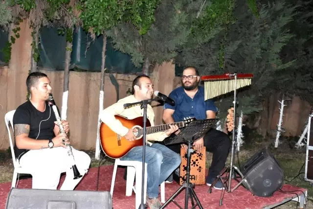 Aileler canlı müzik eşliğinde havuzda eğleniyor Aileler canlı müzik eşliğinde havuzda eğleniyor