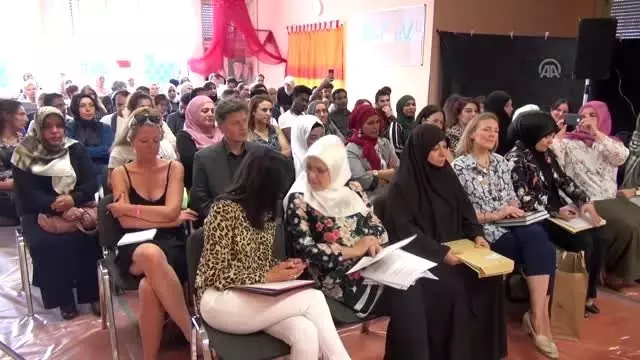 Almanya'da mülteciler için ortaokul diploma töreni