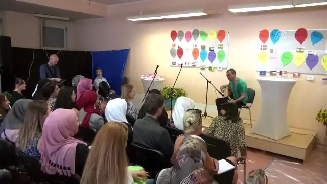 Almanya'da mülteciler için ortaokul diploma töreni
