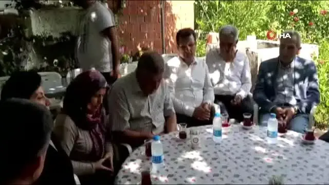 Bakan Pakdemirli'den şehit Üsteğmenin ailesine taziye ziyareti
