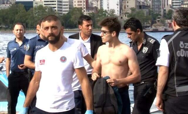 Haliç'te köprüden atlayan kadını kurtarmak için arkasından böyle atladı