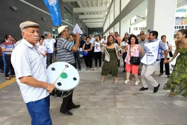 İhraç edildiği belediyeye davul zurnayla döndü