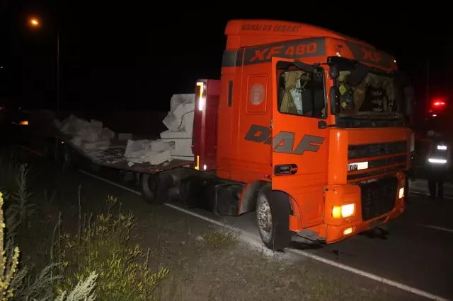 Kars'ta freni boşalan tır güçlükle durdurulabildi