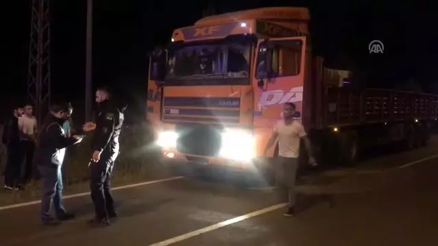 Kars'ta freni boşalan tır güçlükle durdurulabildi