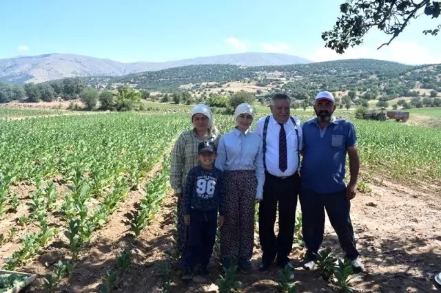 Kaymakam Soley başarılı öğrenciyi tarlada ziyaret etti Kaymakam Soley başarılı öğrenciyi tarlada ziyaret etti