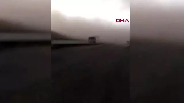 Kırıkkale'de fırtına çatıları uçurdu, ağaçları devirdi