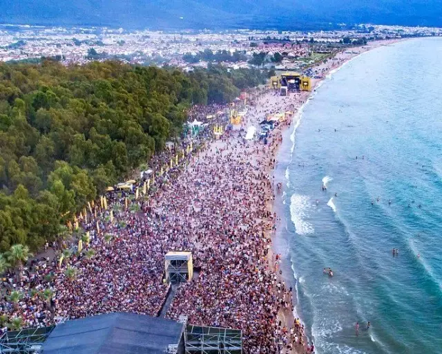 Kuşadası Gençlik Festivali'nde üçlü düet