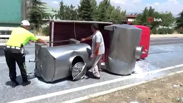Manisa'da kamyonet devrildi, 2 ton süt yola döküldü Manisa'da kamyonet devrildi, 2 ton süt yola döküldü
