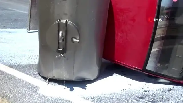 Manisa'da kamyonet devrildi, 2 ton süt yola döküldü Manisa'da kamyonet devrildi, 2 ton süt yola döküldü