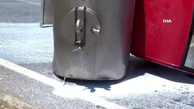 Manisa'da kamyonet devrildi, 2 ton süt yola döküldü Manisa'da kamyonet devrildi, 2 ton süt yola döküldü