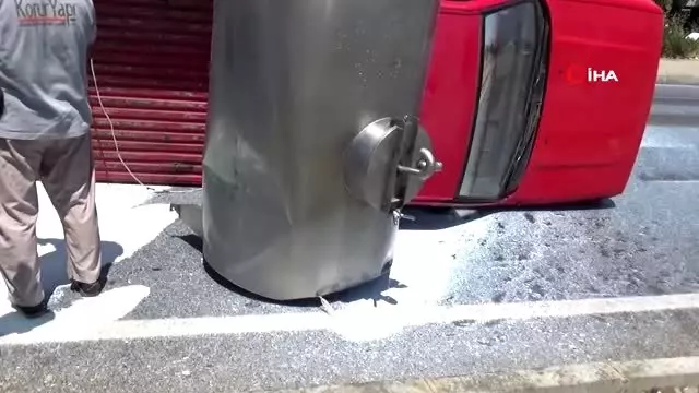 Manisa'da kamyonet devrildi, 2 ton süt yola döküldü Manisa'da kamyonet devrildi, 2 ton süt yola döküldü