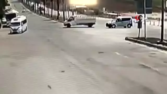 Mezarlık önündeki kaza saniye saniye görüntülendi