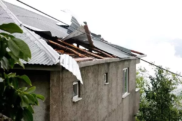 Ordu'da fırtına çatıları uçurdu (2) Ordu'da fırtına çatıları uçurdu (2)