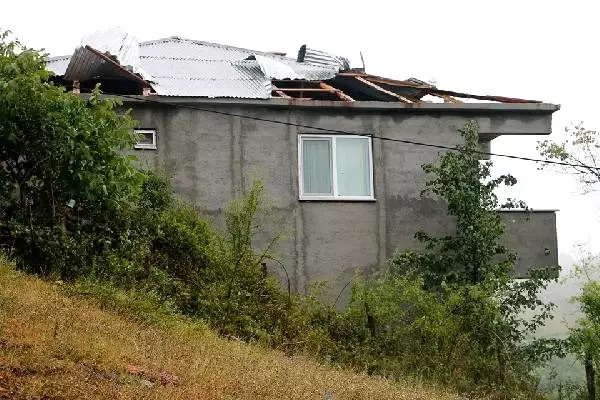 Ordu'da fırtına çatıları uçurdu (2) Ordu'da fırtına çatıları uçurdu (2)