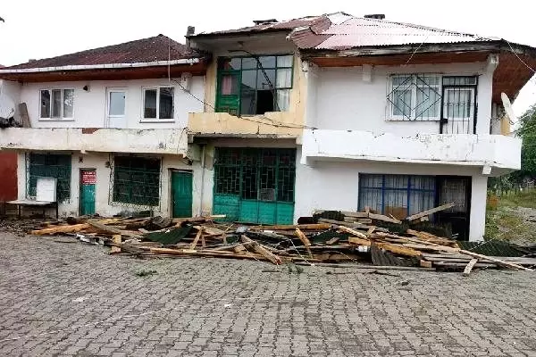 Ordu'da fırtına çatıları uçurdu (2) Ordu'da fırtına çatıları uçurdu (2)