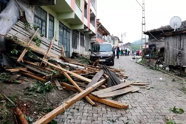 Ordu'da fırtına çatıları uçurdu (2) Ordu'da fırtına çatıları uçurdu (2)