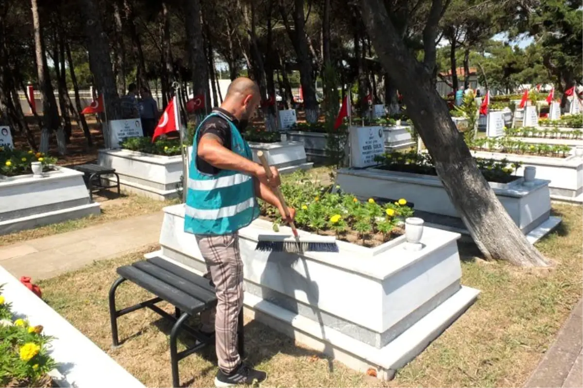 Şehitliğin bakımı hükümlüler tarafından yapılıyor