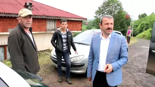 Şiddetli fırtına evlerin çatılarını uçurdu Şiddetli fırtına evlerin çatılarını uçurdu