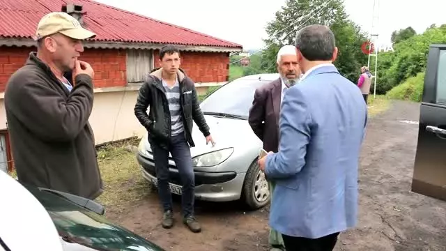 Şiddetli fırtına evlerin çatılarını uçurdu Şiddetli fırtına evlerin çatılarını uçurdu