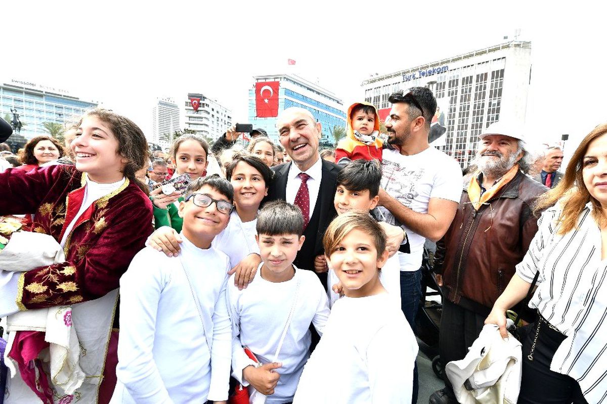 Soyer'den 'fotoğrafımı kaldırın çocuklarınızın resimlerini asın' mesajı