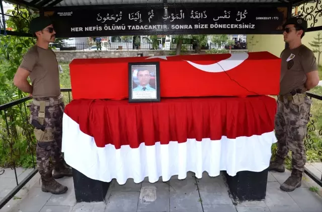 Trafik kazasında hayatını kaybeden polis memuru toprağa verildi