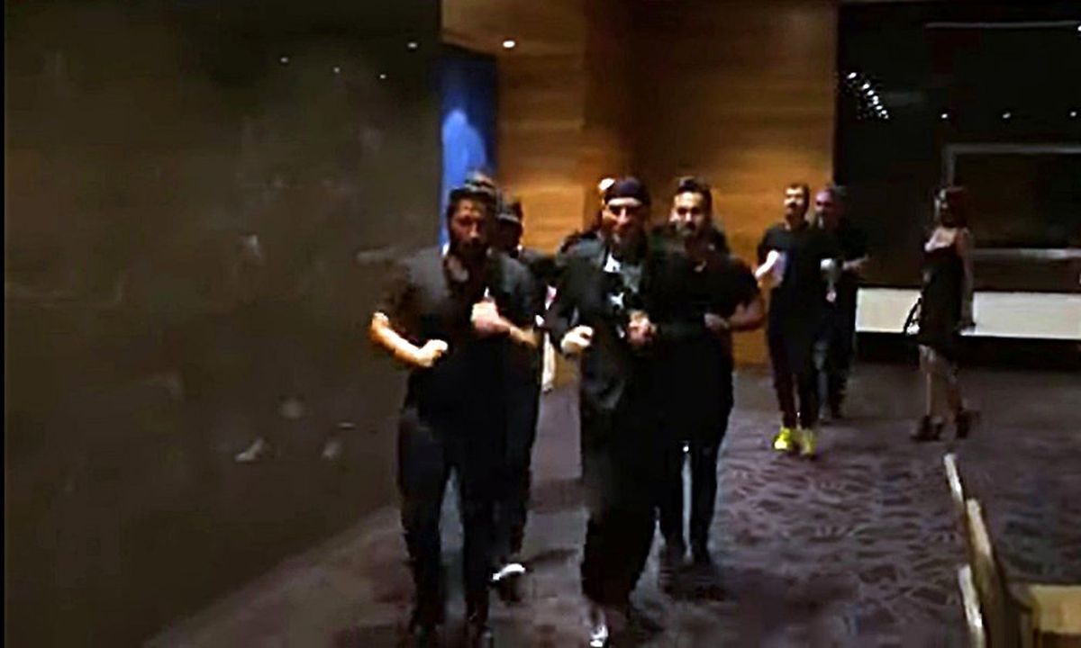 Şarkıcı Altay'ın uçağı rötar yapınca ekip havalimanını coşturdu
