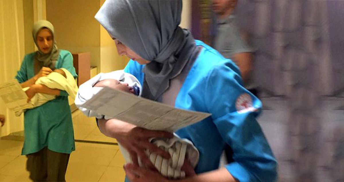 Annesinin kucağında yaralanan bebek için herkes seferber oldu