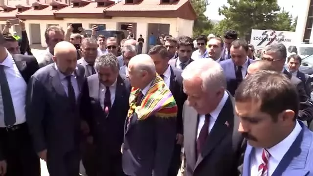 Bahçeli, Ertuğrul Gazi Türbesi'ni ziyaret ederek 'Saygı Nöbeti' değişimini izledi Bahçeli, Ertuğrul Gazi Türbesi'ni ziyaret ederek 'Saygı Nöbeti' değişimini izledi