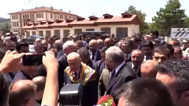 Bahçeli, Ertuğrul Gazi Türbesi'ni ziyaret ederek 'Saygı Nöbeti' değişimini izledi Bahçeli, Ertuğrul Gazi Türbesi'ni ziyaret ederek 'Saygı Nöbeti' değişimini izledi