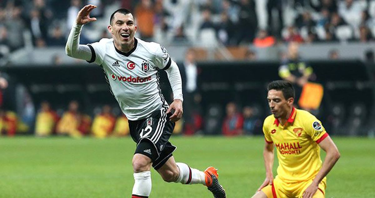 Beşiktaş, Medel'e karşılık Fiorentina'dan Vitor Hugo'yu istedi