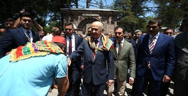 Ertuğrul Gazi Türbesi'ne giden Devlet Bahçeli 'Saygı Nöbeti'nde