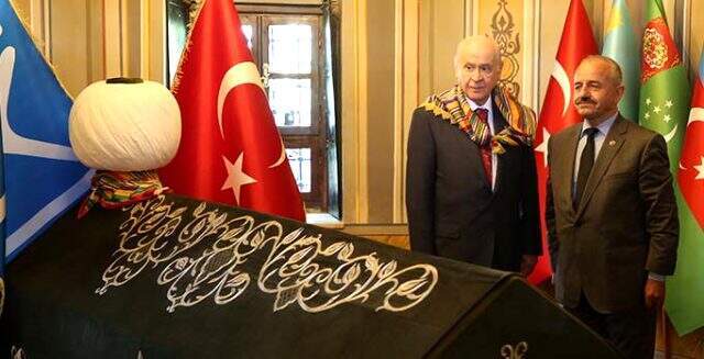 Ertuğrul Gazi Türbesi'ne giden Devlet Bahçeli 'Saygı Nöbeti'nde