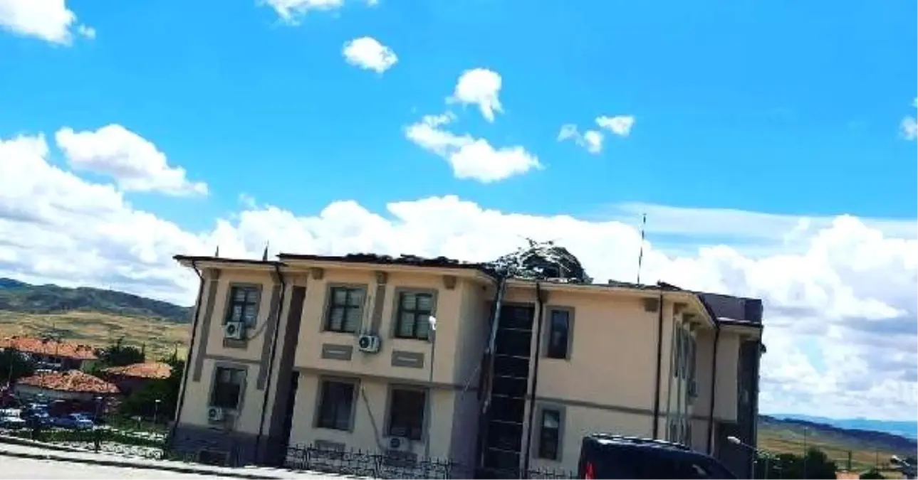 Fırtına, kaymakamlık binasının çatısını uçurdu