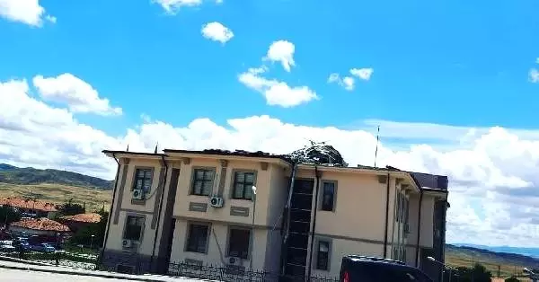 Fırtına, kaymakamlık binasının çatısını uçurdu