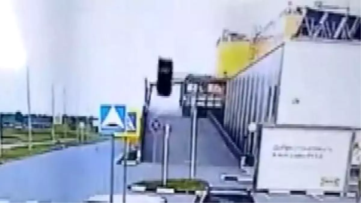 Havalı bariyere çarpan otomobil taklalar attı