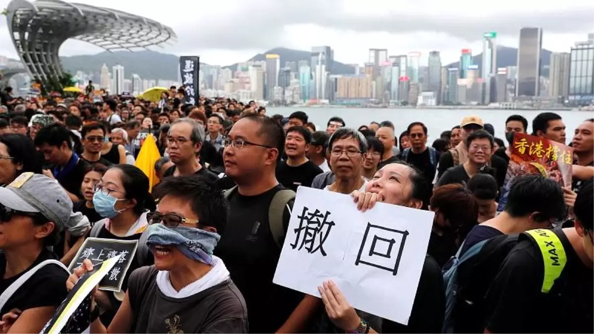 Hong Konglu protestocular Çinli 'paralel' tüccarları hedef aldı