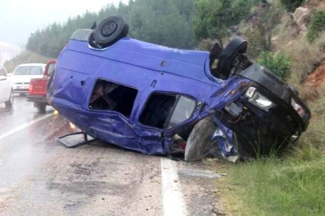 İnşaat işçilerini taşıyan servis takla attı! 1 ölü, 5 yaralı