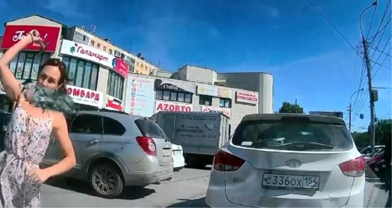 Kornaya sinirlenen kadın sürücü çekiçle saldırdı