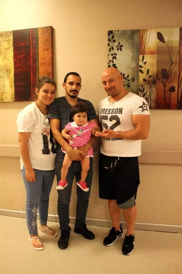 Minik Azra'ya 2 yıllık ömründe 2 kez karaciğer nakli yapıldı Minik Azra'ya 2 yıllık ömründe 2 kez karaciğer nakli yapıldı