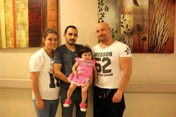 Minik Azra'ya 2 yıllık ömründe 2 kez karaciğer nakli yapıldı Minik Azra'ya 2 yıllık ömründe 2 kez karaciğer nakli yapıldı
