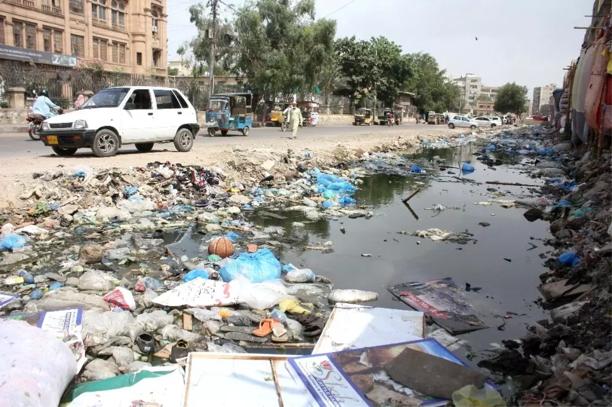 Pakistan çöp dağlarıyla boğuşuyor