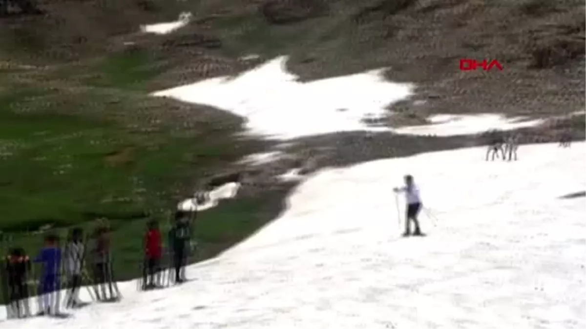 Van'da yaz ortasında kayak keyfi