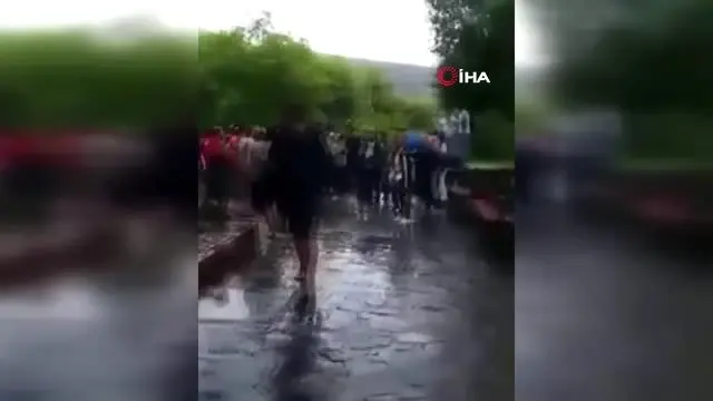 500 yaşındaki ağacın dallarının kırılması sonucu 19 kişi yaralandı! 500 yaşındaki ağacın dallarının kırılması sonucu 19 kişi yaralandı!