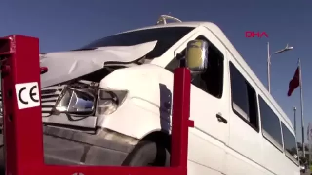 Elazığ'da minibüsler çarpıştı: 6 yolcu yaralı Elazığ'da minibüsler çarpıştı: 6 yolcu yaralı