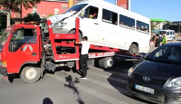 Elazığ'da minibüsler çarpıştı: 6 yolcu yaralı Elazığ'da minibüsler çarpıştı: 6 yolcu yaralı