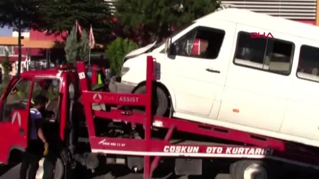 Elazığ'da minibüsler çarpıştı: 6 yolcu yaralı Elazığ'da minibüsler çarpıştı: 6 yolcu yaralı